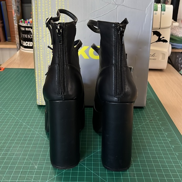 🖤 Black Platform Buckle Heels 🖤 - Picture 3 of 15